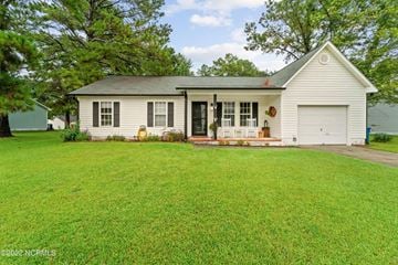 Jacksonville house for rent - A white house with a green lawn in front.