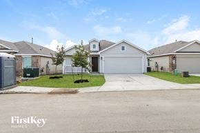 Saint Hedwig house for rent - a house with a driveway and a garage door