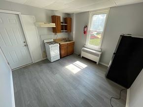 Magnolia apartment for rent - A small room with a washing machine and a window.