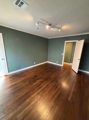 Tulsa house for rent - A room with wooden flooring and a ceiling fan with lights.