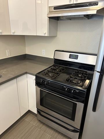 San Rafael apartment for rent - A modern kitchen with a stove and oven.