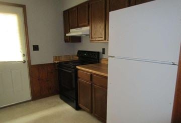 Silver Creek apartment for rent - a kitchen with a stove and a refrigerator