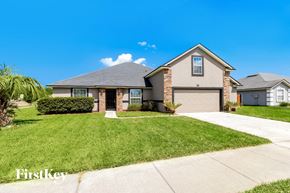 Green Cove Springs house for rent - A house with a well-manicured lawn and a clear blue sky above.