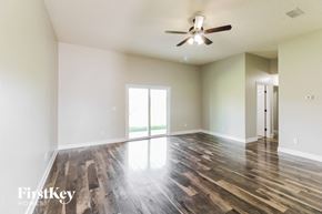 Green Cove Springs house for rent - A room with wooden flooring and a ceiling fan.
