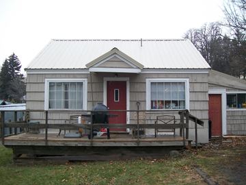 Albion apartment for rent - A small house with a red door and a porch.