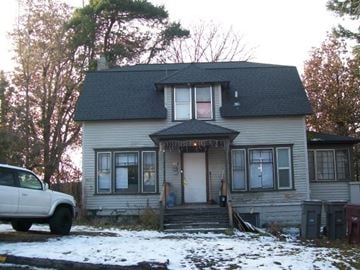 Pullman apartment for rent - A house with a white car parked in front.