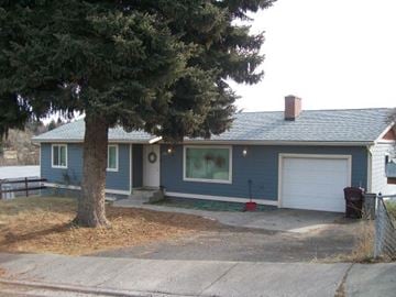 Pullman apartment for rent - A blue house with a white door and a tree in front.