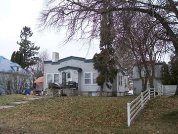 Pullman apartment for rent - A house with a white picket fence in front.