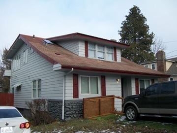 Pullman apartment for rent - A house with a red roof and a car parked in front.