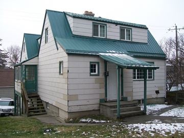 Pullman apartment for rent - A house with a green roof and white walls.
