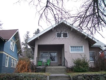 Pullman apartment for rent - A house with a pink front and a blue house to the left.