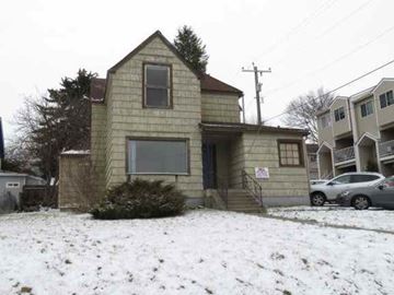 Pullman apartment for rent - a small yellow house in the snow