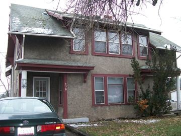 Pullman apartment for rent - A green car is parked in front of a house.