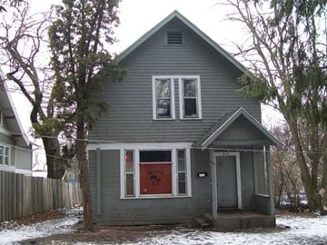 Pullman apartment for rent - a house with a red door in the snow