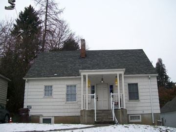 Pullman apartment for rent - A small white house with a brown roof and a brown door.