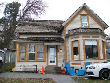 Pullman apartment for rent - A house with a white car parked in front.