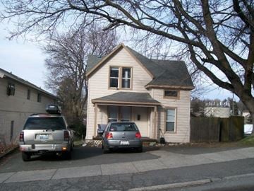Pullman apartment for rent - A house with a car parked in front of it.