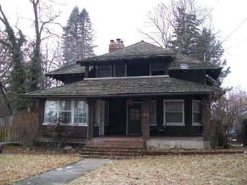 Pullman apartment for rent - A small house with a front porch and a front door.