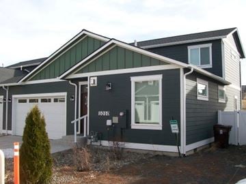 Pullman apartment for rent - A two-story house with a garage and a driveway.
