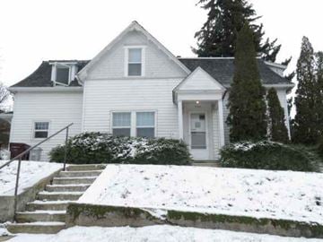 Pullman apartment for rent - a white house with snow on the ground