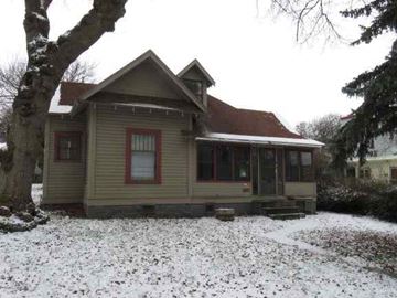 Pullman apartment for rent - A house with a red window trim and a brown roof.