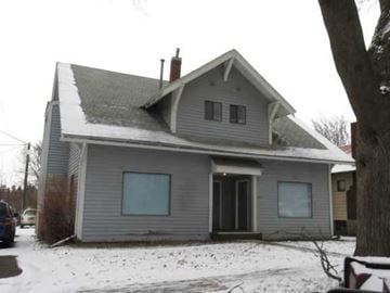 Pullman apartment for rent - A house with a grey roof and a grey wall.