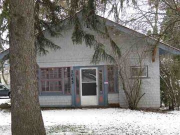Pullman apartment for rent - A small building with a tree in front of it.