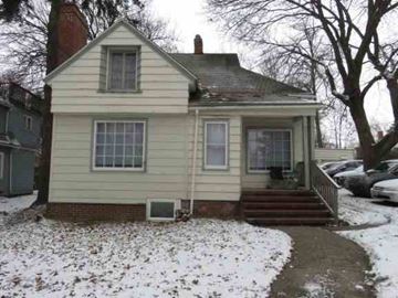 Pullman apartment for rent - a yellow house with snow on the ground