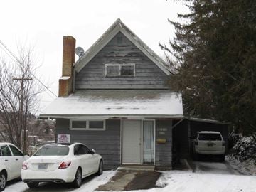 Pullman apartment for rent - A house with a car parked in front of it.