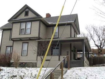 Pullman apartment for rent - A house with a grey siding and a brown roof.