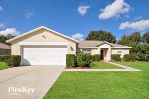 Palm Coast house for rent - a home with a white garage door and a lawn