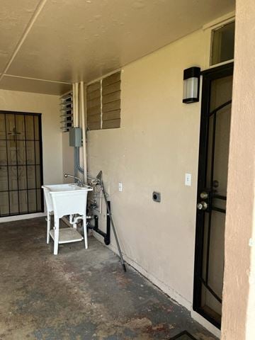 Dededo house for rent - an empty room with a white table and a chair