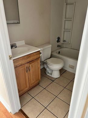 Pasadena apartment for rent - a bathroom with a toilet and a sink and a bath tub