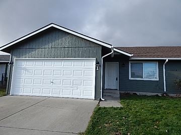 Rathdrum house for rent - a gray house with a white garage door
