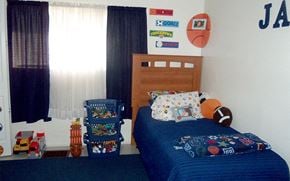 Hagerstown apartment for rent - a boy s bedroom with a bed and a window