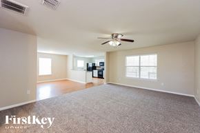 San Antonio house for rent - A spacious room with a carpeted floor and a ceiling fan.