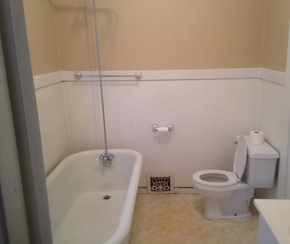 Saint Louis house for rent - a bathroom with a toilet and a bath tub