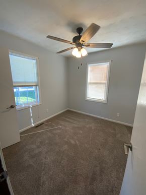 Fremont apartment for rent - A room with a ceiling fan and carpeted floor.