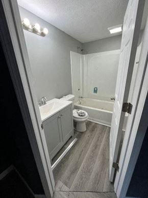 Medina house for rent - A bathroom with a toilet, sink, and bathtub.