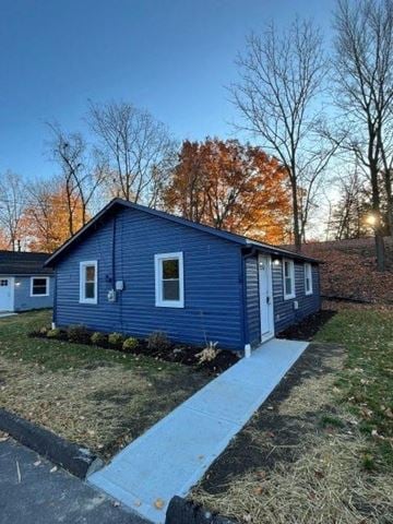 Medina house for rent - A blue house with a white door and windows is surrounded by trees.