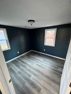 Medina house for rent - A room with a window and a grey floor.