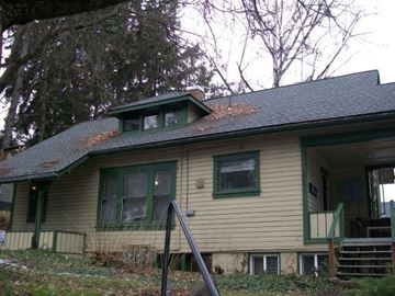 Pullman apartment for rent - A house with a green roof and a yellow siding.