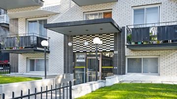 Montréal apartment for rent - A building with a black and white checkered awning.