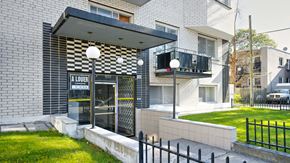 Montréal apartment for rent - A white building with a black and white checkered awning.