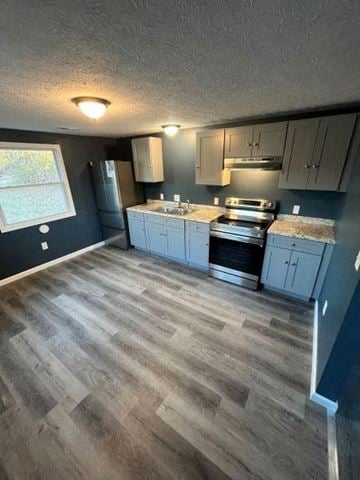 Medina house for rent - a kitchen with blue cabinets and a wooden floor