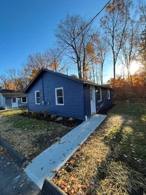 Medina house for rent - a blue house with a sidewalk in front of it