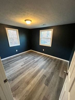Medina house for rent - a empty room with wood floors and blue walls