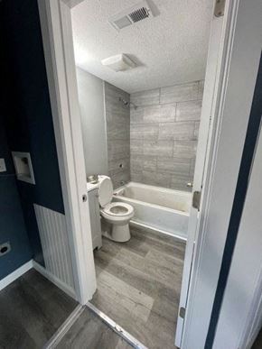 Medina house for rent - A bathroom with a toilet, tub, and sink.