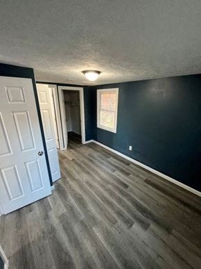 Medina house for rent - A room with a white door and a window with a white frame.