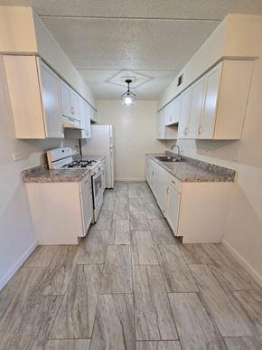 Lombard apartment for rent - Remodeled kitchens available.